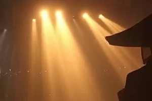 凌晨三点的厨房：深夜餐厅后厨的暖光与蒸汽