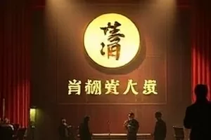 北纬三十度以北：北方旷野公路与远处山脉的远景